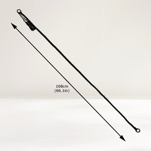 Pu&ograve; includere: Appendi-piante in macram&egrave; nero lungo 168 cm. L'appendi-piante ha un anello in alto e in basso.