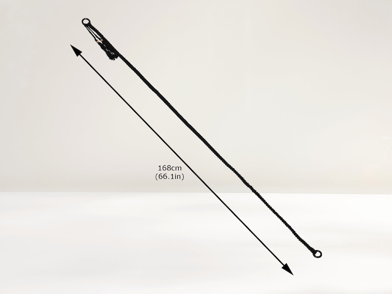 Pu&ograve; includere: Appendi-piante in macram&egrave; nero lungo 168 cm. L'appendi-piante ha un anello in alto e in basso.