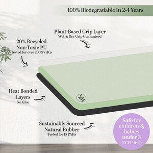 K&ouml;nnte beinhalten: Diagramm, das die Schichten einer Yogamatte zeigt und ihre umweltfreundlichen Eigenschaften hervorhebt. Die Matte besteht aus 20% recyceltem, ungiftigem PU, einer pflanzlichen Griffschicht, w&auml;rmegebundenen Schichten ohne Klebstoff und nachhaltig gewonnenem Naturkautschuk. Die Matte ist zu 100% biologisch abbaubar in 2-4 Jahren und sicher f&uuml;r Kinder und Babys unter 3 Jahren (TCEP-frei).