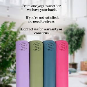 K&ouml;nnte beinhalten: Vier Yogamatten in verschiedenen Farben: Lila, Gr&uuml;n, Blau und Pink. Jede Matte hat ein Logo mit dem Buchstaben "W" in einer stilisierten Schrift.