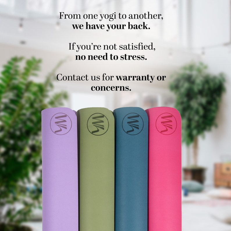 K&ouml;nnte beinhalten: Vier Yogamatten in verschiedenen Farben: Lila, Gr&uuml;n, Blau und Pink. Jede Matte hat ein Logo mit dem Buchstaben "W" in einer stilisierten Schrift.