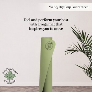 K&ouml;nnte beinhalten: Eine zusammengerollte gr&uuml;ne Yogamatte mit einem Logo eines stilisierten "W" an der Seite. Die Matte liegt auf einem Holzboden mit einer gr&uuml;nen Pflanze im Hintergrund. Der Text "Wet & Dry Grip Guaranteed!" befindet sich oben im Bild. Der Text "Feel and perform your best with a yoga mat that inspires you to move" befindet sich in der Mitte des Bildes. Der Text "Canadian Owned & Operated" befindet sich in einem Kreis mit einem Ahornblatt in der linken unteren Ecke des Bildes.
