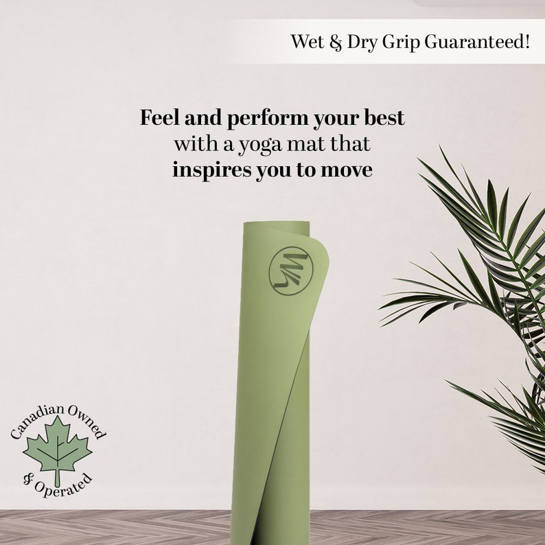 K&ouml;nnte beinhalten: Eine zusammengerollte gr&uuml;ne Yogamatte mit einem Logo eines stilisierten "W" an der Seite. Die Matte liegt auf einem Holzboden mit einer gr&uuml;nen Pflanze im Hintergrund. Der Text "Wet & Dry Grip Guaranteed!" befindet sich oben im Bild. Der Text "Feel and perform your best with a yoga mat that inspires you to move" befindet sich in der Mitte des Bildes. Der Text "Canadian Owned & Operated" befindet sich in einem Kreis mit einem Ahornblatt in der linken unteren Ecke des Bildes.