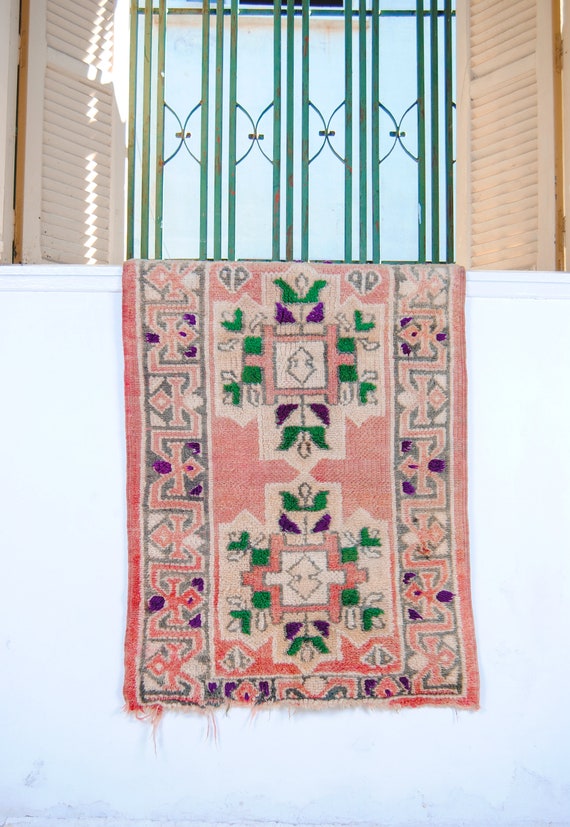 Vintage Boujaad Berber Rug: Handwoven Moroccan Area Rug (43 x 29.5 inches)