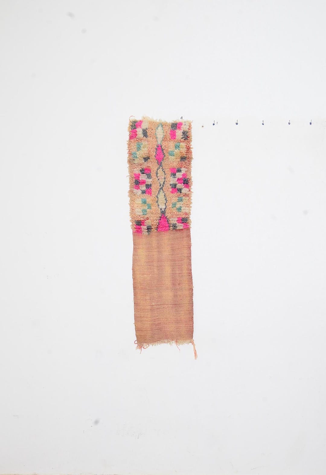 小さな手織りモロッコラグ：アンティークベルベルアジラルデザイン