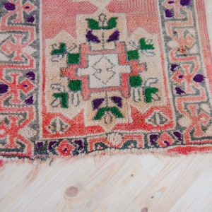 Puede incluir: Una alfombra peque&ntilde;a y rectangular con un dise&ntilde;o persa tradicional. La alfombra est&aacute; hecha de lana y tiene una combinaci&oacute;n de colores rojo, verde y blanco.