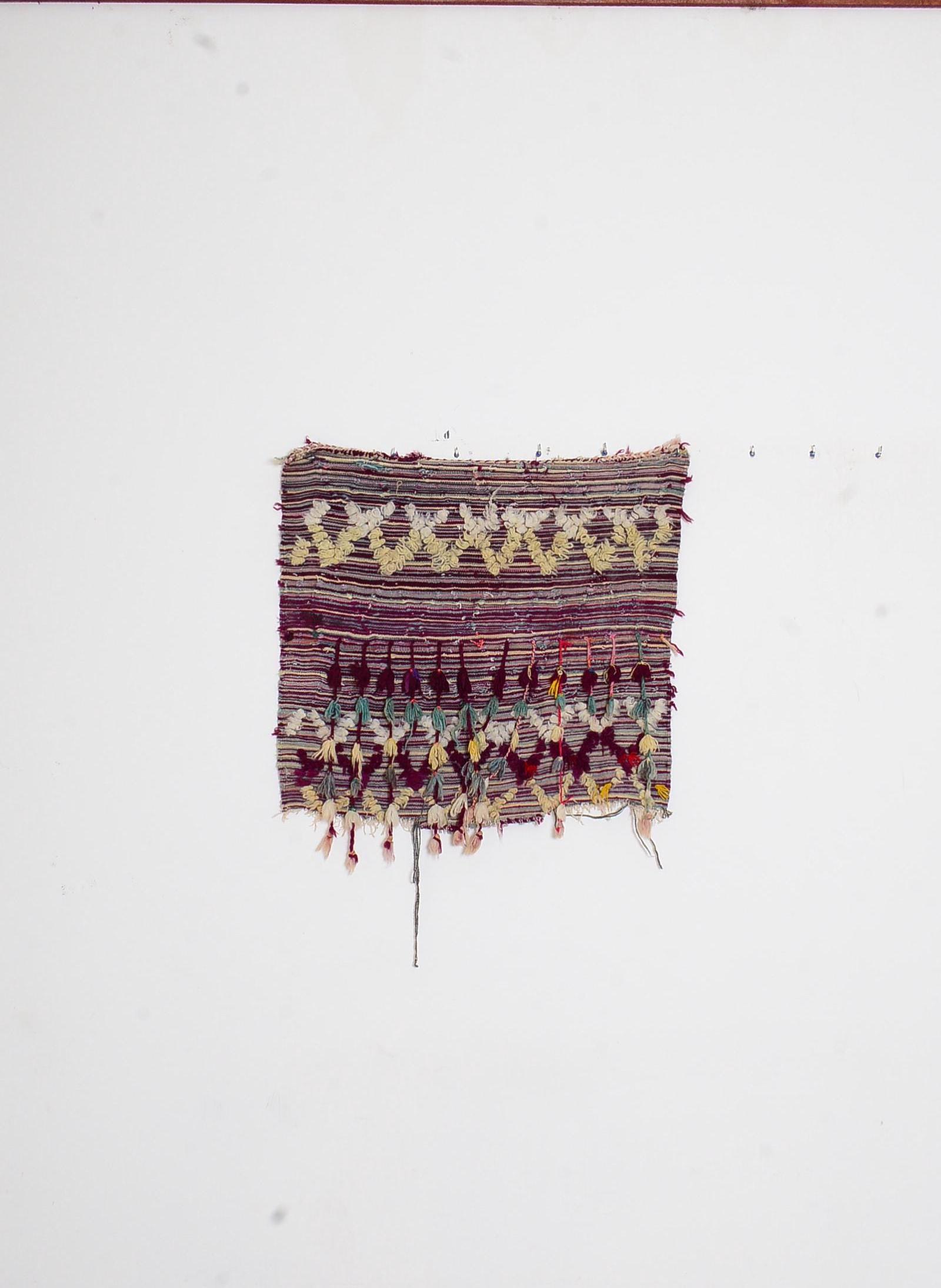 小さな手織りモロッコラグ：アンティークベルベルアジラルデザイン（70