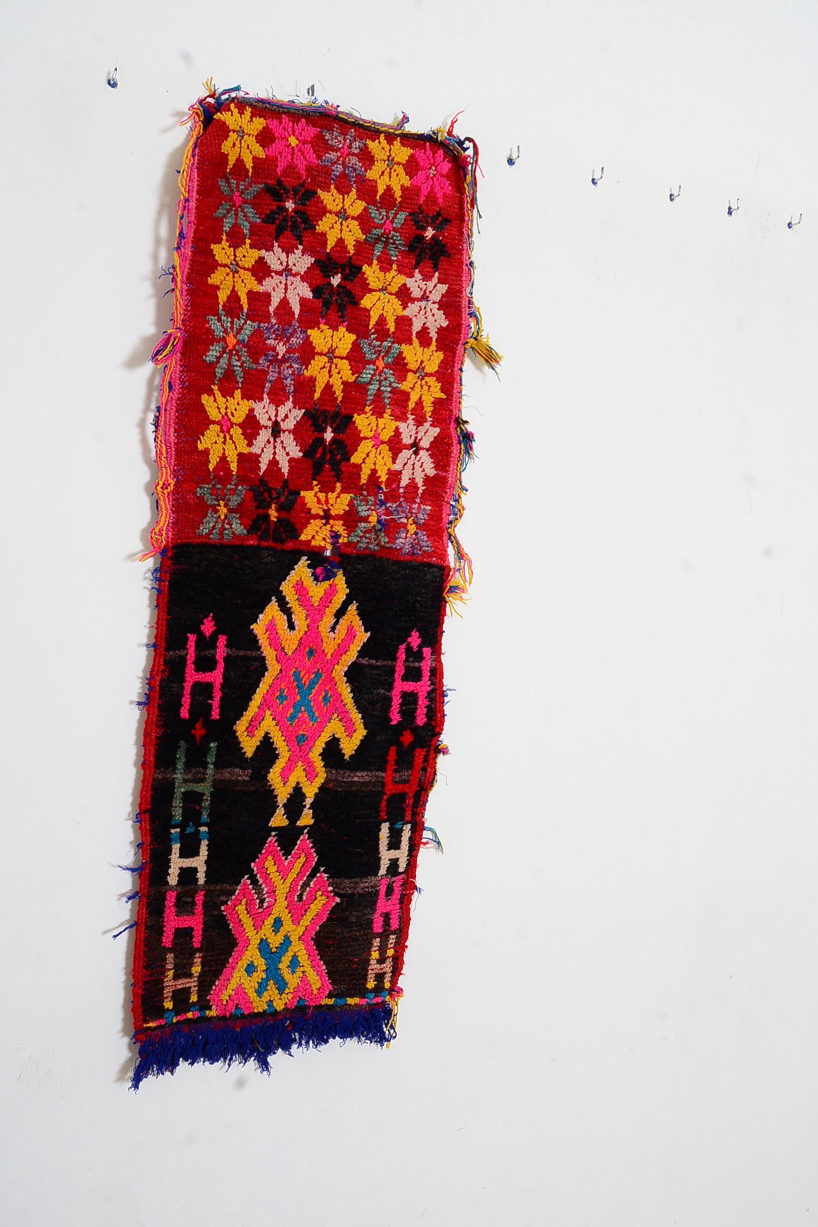 小さな手織りモロッコラグ：アンティークベルベルアジラルデザイン