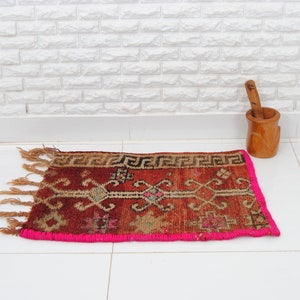 Small Vintage Moroccan Rug: Handwoven Berber Tribal Rug (70 x 50 cm)