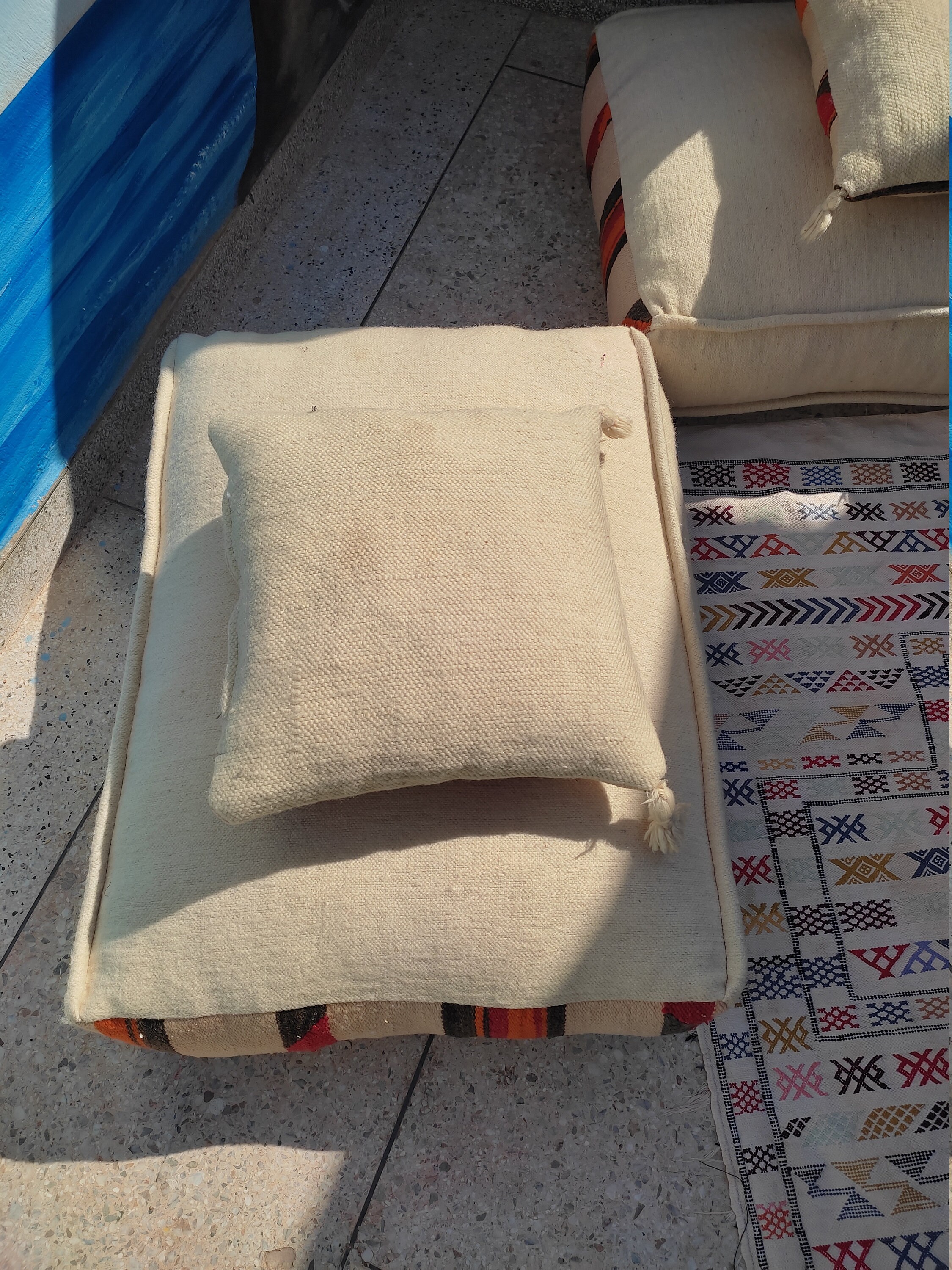 ヴィンテージ モロッコ フロア プーフ セット：ウール ラグ ピロー