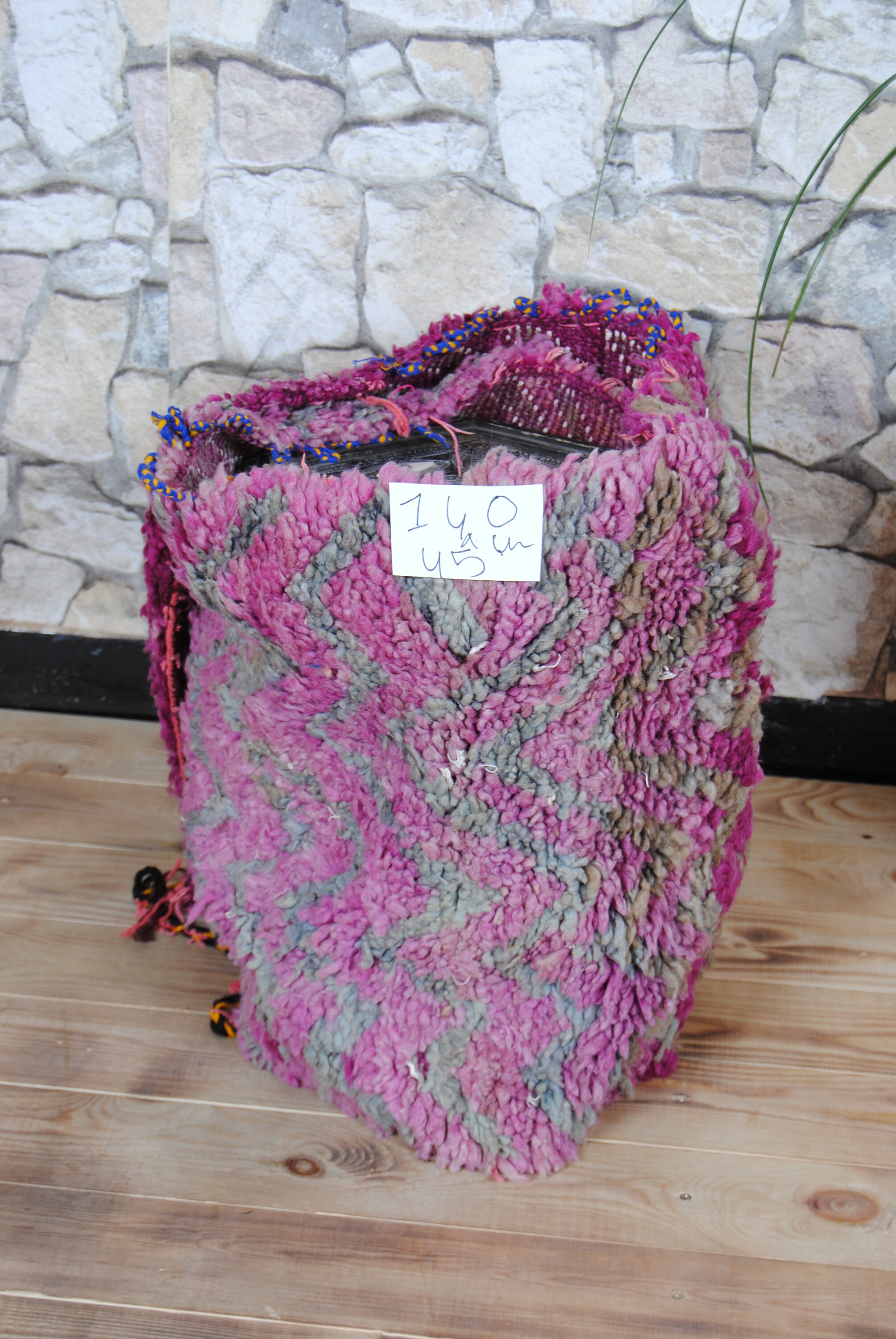 手織りモロッコ製アジラルラグ、幾何学模様ベルベルデザイン（55 x