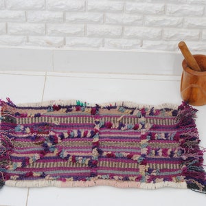 Vintage Berber Rug: Small Moroccan Handmade Wool Rug (55 x 35 cm)