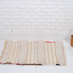 Small Berber Handmade Rug: Vintage Moroccan Azilal Rug (75 x 55 cm)