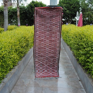 Alfombra Kilim marroquí tejida a mano: Hanbel bereber vintage (188,7 x 69,5 cm)