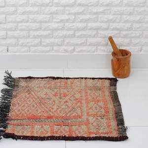Kleiner marokkanischer Vintage Teppich , Marokkanischer Teppich , Antiker Azilal Teppich , Berber Teppich 60 x 60 cm 1.9 x 1.9 ft
