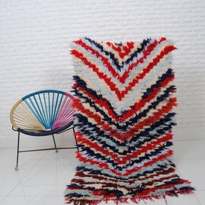 Vintage Berber Boucherouite Rug: Handmade Moroccan Wool Rug (140 x 75 cm)