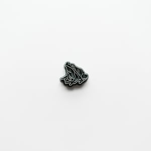 Puede incluir: Un pin de esmalte verde oscuro con un contorno en blanco y negro de una rana.