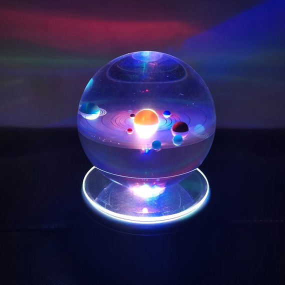 Bola de cristal 3D con modelo de sistema solar deportivo y