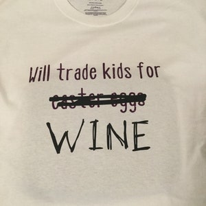子供/配偶者とイースターエッグ/ワインを交換しますユーモラスなイースターシャツ