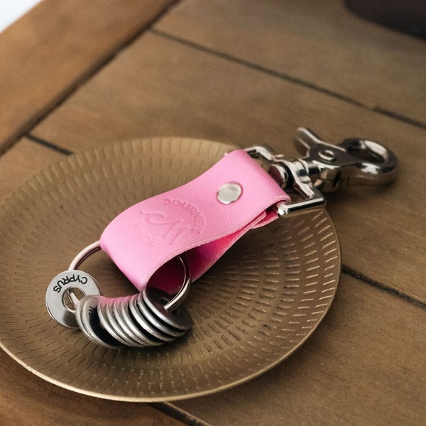 Travel Keyring & Personalised Token Gift Set – Pink Leather Travel Keychain, Travel Accessory, Traveller Gift Idea