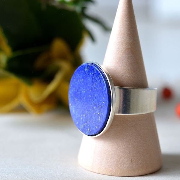 Bague ronde ajustable en pierre fine véritable. Gemme : Lapis Lazuli monté sur Argent 925, Création Artisanale, Fait Main