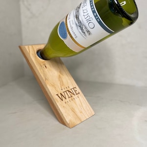 Soporte de botella de vino de equilibrio personalizado / pantalla de botella de vino de madera / accesorio grabado con láser / soporte de vino personalizado / portabotellas de vino