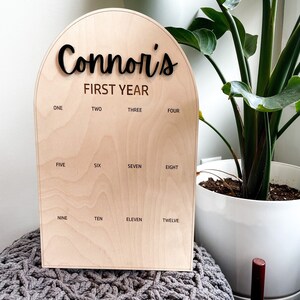 Tablero fotográfico del primer cumpleaños / Un año para el bebé / Foto de doce meses Tablero de madera / Regalo para bebés / Signo de nombre de bebé / Recuerdos