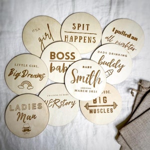 Sassy Sayings | Drôle d'| Accessoires photo | Cartes Milestone bébé | Cadeau de bébé | Boutons d’étape | Genre Reveal | Plaques mignonnes