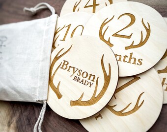 Discos de madera de hitos mensuales para fotos de bebés / Accesorios fotográficos para bebés por mes / Tarjetas de hitos / Regalo para bebés / Discos de hitos para bebés con cornamenta