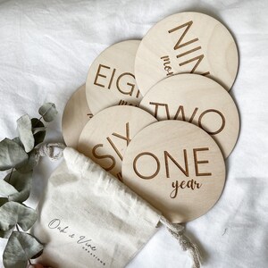 Wooden Baby Monthly Milestone Discs with Daisies – Floral Age Markers for Photos