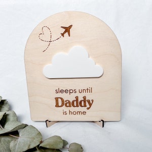 La maison de papa | Compte à rebours | Plaque personnalisée | Cadeau bébé | Combien de couchages | Souvenirs | Famille pilote | Travail Vie personnelle Voyages