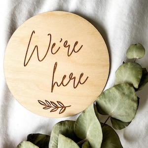 Nous sommes ici Nom de bébé Signe | | de faire-part de naissance Accessoires photo | cartes d’étape pour bébé | | cadeau bébé Boutons d’arrivée | disques pour bébé