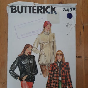 Könnte beinhalten: Ein Vintage-Butterick-Schnittmusterumschlag mit Illustrationen von Damenjacken. Der Umschlag ist mit "3435" und "SMALL (8-10)" beschriftet. Das Design umfasst eine beige Jacke, eine schwarze Jacke und eine rot-schwarz karierte Jacke.