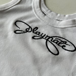 Playmate, gilet brodé, monogramme, texte personnalisé, slogan
