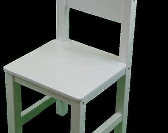 Lackierter Kinderstuhl. Massivholz. Weiß lackiert. Maße (Breite/Tiefe/Höhe): 28,5*28*60 cm. Sitzhöhe 30 cm. Einfache Montage.
