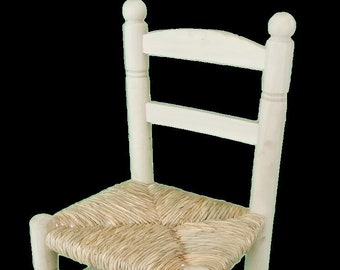 Chaise enfant siège Enea. En bois de peuplier naturel. Il peut être peint. Mesures (largeur/profondeur/hauteur) : 35*27*60 cm.