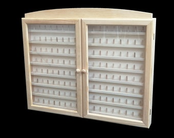 Vitrina colecciones dedales. 2 puertas. Capacidad: 144 dedales. En madera de pino en crudo. Para pintar.