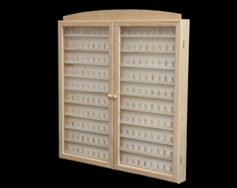 Vitrine de collection dé à coudre avec 2 portes. Capacité : 200 dés à coudre. Dimensions (largeur/profondeur/hauteur) 66*6*72 cm Bois de pin brut. Pour peindre.