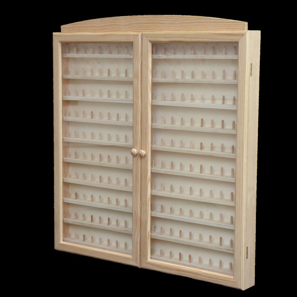 Vitrine de collection dé à coudre avec 2 portes. Capacité : 200 dés à coudre. Dimensions (largeur/profondeur/hauteur) 66*6*72 cm Bois de pin brut. Pour peindre.