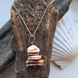 Braun und Creme Sea Plastik Stack Anhänger an versilberter Kette