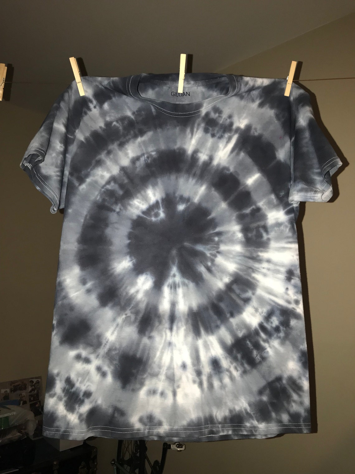 how to make a black and white tie dye shirt