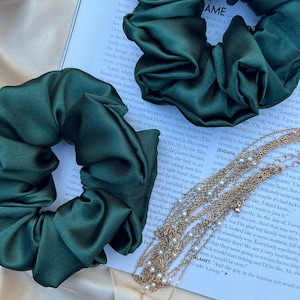 Large satin scrunchies green | Emerald green satin scrunchies | Scrunchie hair tie | Bridesmaid | Handmade | Silk hair | XL Jumbo scrunchie