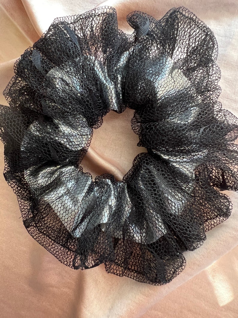 Schwarzes Tüll Scrunchie Doppellagiges Haargummi süßer Haarschmuck Metallic Haargummi dünner elastischer Scrunchy Gothic Scrunchies Bild 9