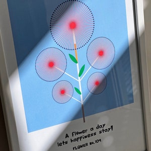 Könnte beinhalten: Ein gerahmter Druck mit blauem Hintergrund und einer stilisierten Blume mit vier roten Zentren. Der Text lautet "Eine Blume pro Tag lässt die Freude bleiben! BLUME Nr. 104"