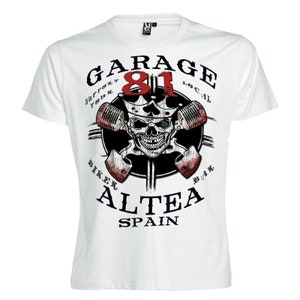 Può includere: Maglietta bianca con un design grafico in bianco e nero che presenta uno scheletro con una corona, microfoni e il testo "Garage 81", "Support Your Local", "Biker Bar", "Altea" e "Spagna".