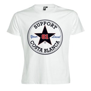 Op de afbeelding: Wit T-shirt met een zwart-witte afbeelding van een ster met de tekst "Support Your Local Costa Blanca 81" in een cirkel.