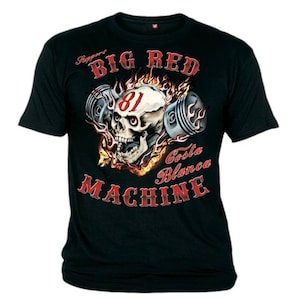 Könnte beinhalten: Schwarzes T-Shirt mit einem roten Totenkopf-Motiv. Der Totenkopf ist von Flammen und zwei Kolben umgeben. Der Text "Big Red Machine" ist in roten Buchstaben unter dem Totenkopf geschrieben. Der Text "Costa Blanca" ist in roten Buchstaben über dem Totenkopf geschrieben. Die Zahl "81" ist in weißen Buchstaben auf der Stirn des Totenkopfs geschrieben.