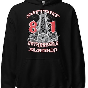 Może przedstawiać: Czarna bluza z kapturem z białym nadrukiem graficznym. Grafika przedstawia stylizowany młot z liczbami "81" po obu stronach, tekstem "Support", "Gothenburg" i "Sweden" oraz wzorem węzła.