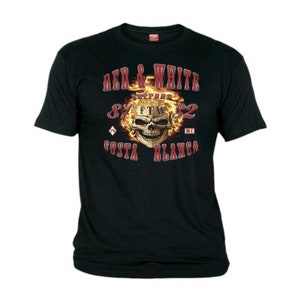 Pode incluir: Camiseta preta com um gráfico vermelho e branco de uma caveira em chamas. O texto "Red & White" está acima da caveira, e "Costa Blanca" está abaixo da caveira. O texto "87 FTW 32" está de ambos os lados da caveira.
