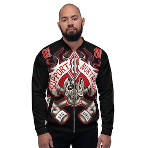 Könnte beinhalten: Schwarze Bomberjacke mit einem rot-weißen Grafikdesign. Das Design enthält den Text "SUPPORT NORTHSIDE" und "RED WHITE" mit einem Totenkopf und gekreuzten Hämmern. Die Jacke hat auch die Nummer "81".